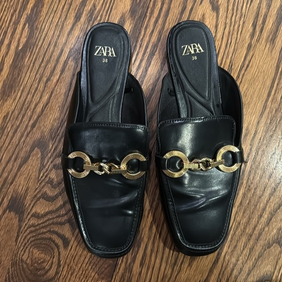 Z Zara Women’s 38/7.5 Slip On Loafer Faux Leather Shoe Large Gold Painted Chain - Picture 2 of 6